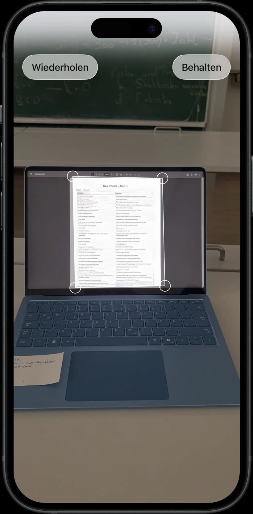 Eine Vokabelliste aus dem Schulbuch wird in Studytab abfotografiert
